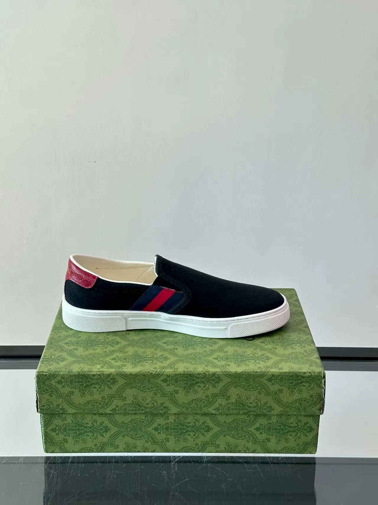 P380 new men's shoes GUCCI [Lightning] latest shoes are shipped. Original quality, fashionable, made of special materials, sheepskin lining, brand new packaging. The foot feels super comfortable and the workmanship is impeccable. Size: 38-45